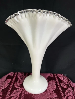 Винтажная ваза-вентилятор Fenton Silvercrest из молочного стекла с оборками высота 13 дюймов ширина 10 дюймов - Изображение 1 из 4
