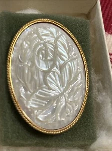 Carved mother of pearl vintage Pin floral pattern - Picture 1 of 2
