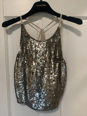 Top de lentejuelas Alice & Olivia en plata antigua | S | Precio de venta sugerido por el fabricante: $330 Foto 1 de 4