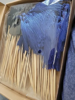 Pacote com 50 enfeites para bolo de formatura Spakon. Borlas azuis. Festa de formatura - Imagem 1 de 2