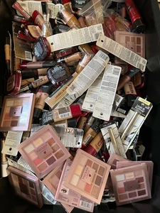 LOREAL ASSORTED MAKEUP AND MORE 5 UNITS ASSORTED - Picture 1 of 3