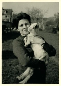 France woman with baby goat Old Amateur Photo snapshot 1950 - Imagen 1 de 3