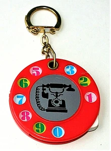 Vintage Mod Kunststoff Telefon Wählscheibe Nummer Buch Einsatz Schlüsselanhänger NOS Neu 60er - Bild 1 von 5