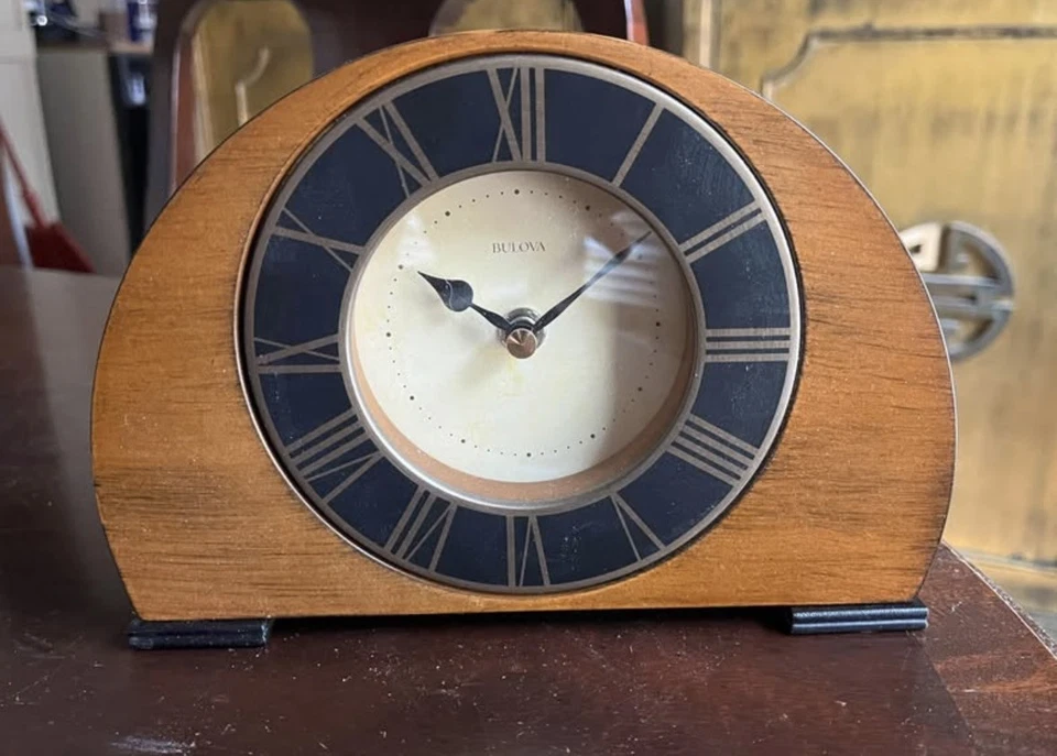 Reloj de Escritorio Bulova Manto Tremont Acabado Nogal Media Luna Forma B7340  Foto 1 de 4