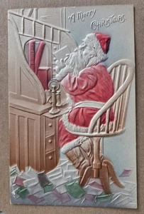Weihnachtsmann liest Post am Schreibtisch Airbrush geprägt Vintage Weihnachts Postkarte - Bild 1 von 3