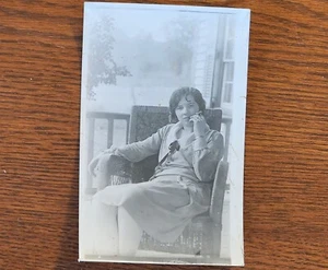 VINTAGE AZO RPPC POSTCARD WOMAN RECLINING ON PORCH SMOKING A CIGAR UNPOSTED - Foto 1 di 2