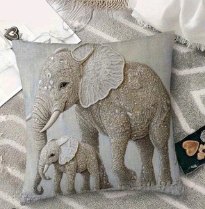 Bellissimo copricuscino grigio stampato elefanti etnico bohemien - Foto 1 di 3