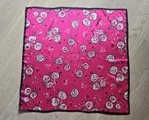 The Specialty House 34" Quadratischer Schal 100 % Seide Fuchsia mit schwarzen, weißen Blumen gebraucht, in einwandfreiem Zustand - Bild 1 von 4