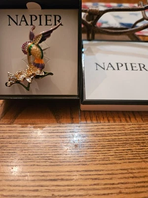 Hermoso broche colibrí Napier. Tono dorado, nuevo con etiquetas, nuevo en caja Foto 1 de 4