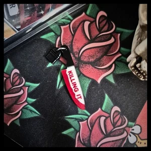 Kindle Charm - Kindle Dust Plug - Horror Kindle Charm - Zdjęcie 1 z 1