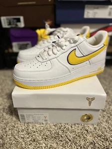New Size 9.5 - Kobe Bryant x Nike Air Force 1 Retro QS Low ‘Lakers Home’ - Picture 1 of 9
