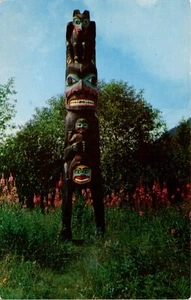 Totem Pole in a Field of Alaska Fireweed Postcard - Bild 1 von 2