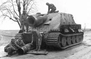 WW2 PICTURE PHOTO US SOLDIER INSPECT WECKED GERMAN TANK 6981 - Imagen 1 de 1