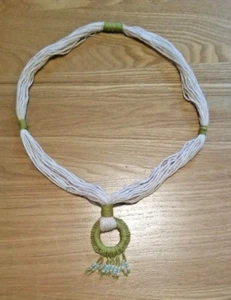 PERLEN ANHÄNGER HALSKETTE; Garnkunst; Handarbeit; Grün & Creme Garn mit Perlentropfen - Bild 1 von 3