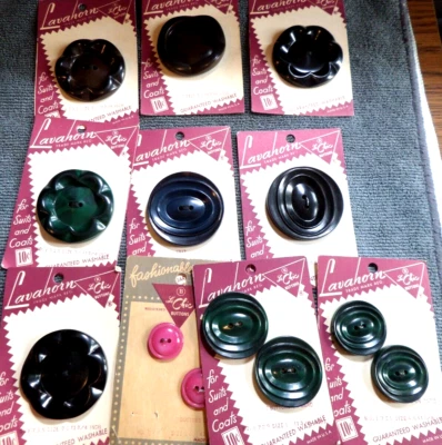 13 Vintage Le Chic Plastic Celluloid Buttons Black & Green - Image 1 of 4