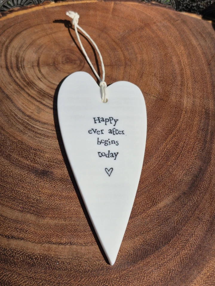 Lindo adorno en forma de corazón del este de la India 'Feliz para siempre comienza hoy' 5" Foto 1 de 4