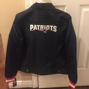 Levis New England Patriots Trucker Jeansjacke Damen Größe M Neu mit Etikett - Bild 1 von 6