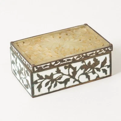 Antigua caja de baratija china grabada de latón y esmalte con tapa de jade tallado de 3,5" Foto 1 de 4