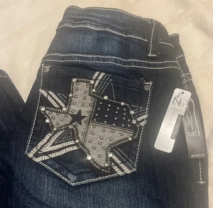 Jeans donna nuovi con etichette New Directions taglia 6 tasche Texas Bling - taglio stivale blu scuro - Foto 1 di 13