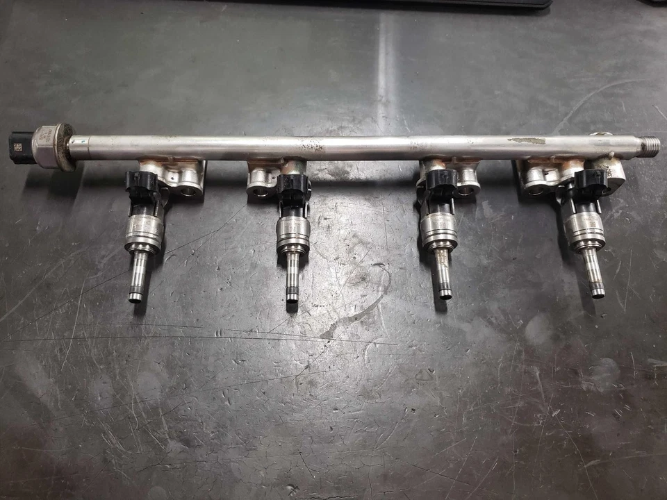 Trilho de combustível 19 INFINITI QX50 com 4 injetores de combustível OEM - Imagem 1 de 4