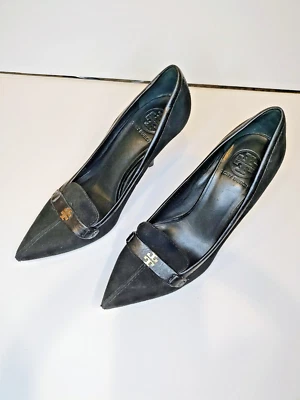 Tory Burch Talla 7M Negro Gamuza/Cuero Dorado Logo Eliza Stiletto Bomba Punta Foto 1 de 4