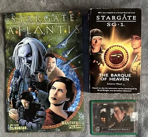 Stargate Sg•1 libro con copertina morbida e carte collezionabili e fumetto Stargate Atlantis - Foto 1 di 2