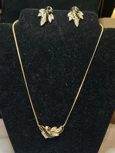 Juego de aretes y collar vintage Trifari tono dorado estrás esmalte negro - Imagen 1 de 5