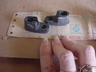 2 clips retenedor para parasol British Leyland Triumph TR250 TR6 NUEVO DE STOCK Foto 1 de 3