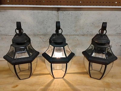 3 Usados - Iluminación Quoizel - NY8316Z - Newbury - 1 Linterna de Pared Mediana Ligera Foto 1 de 4