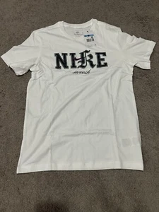 Mens Nike Sportswear NSW DNA Retro Air T-Shirt White Swoosh Club M NWT FZ5387 - Picture 1 of 3