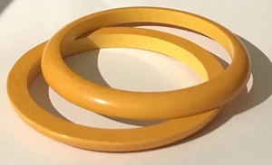 VINTAGE BUTTERSCOTCH BAKELITE PAIR SAUCER BANGLE BRACELETS WEAR AS SPACERS OR 1 - Picture 1 of 8