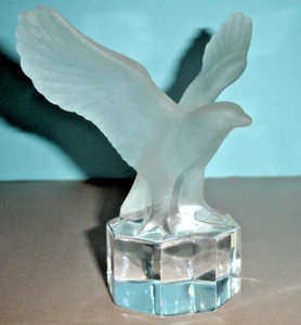 Estatuilla Goebel Eagle in Flight cristal esmerilado pisapapeles 1987 4,5" H Alemania - Imagen 1 de 3