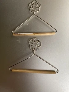 2er Set kleine Holz und Metall Kleiderbügel mit Blumen Form Dekoration 3x 2,5" - Bild 1 von 1