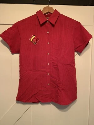 Camisa de campamento Cubavera Festival Disney roja talla mediana con botones nota musical S/S Foto 1 de 4