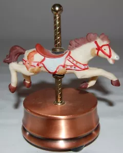 SCATOLA MUSICALE ANIMATA ALDON PORCELLANA CAVALLO CAVALLO CAVALLO OTTONE RAME 1984 - Foto 1 di 5