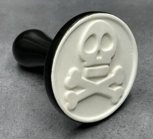 Keramik Steinzeug Keks Stempel Presse Halloween Schädel Armbrust schwarz 3"" - Bild 1 von 10