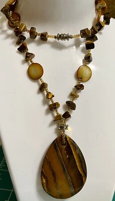 "Único collar artesanal ojo de tigre y concha con colgante de lágrima central de 2"" X 1,5""" Foto 1 de 4