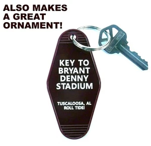 "CLAVE PARA BRYANT DENNY STADIUM"" Alabama Marea Carmesí fútbol ETIQUETA CLAVE adorno SEC - Imagen 1 de 1