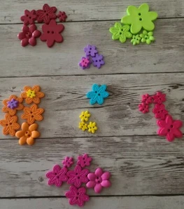 Bag of 31 Plastic Buttons ~ Multicolored ~ Various Sizes ~ Decorative Buttons - Picture 1 of 10