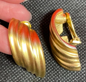"Pendientes de clip vintage de metal dorado mate de 3 niveles modernistas de 1,5""" - Imagen 1 de 18