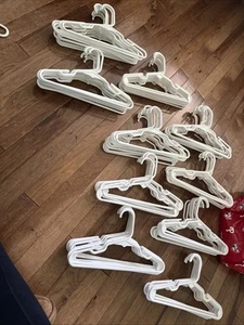 Plastic Clothes Hangers for Baby Toddler Kids Notched Shoulders Lot of 100 - Picture 1 of 1