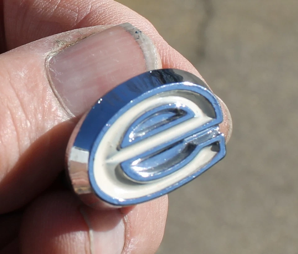 Nuevo de Lote Antiguo Pontiac Bonneville Estuche Inferior LETRA "e" Emblema 8750267 OEM GM Foto 1 de 4