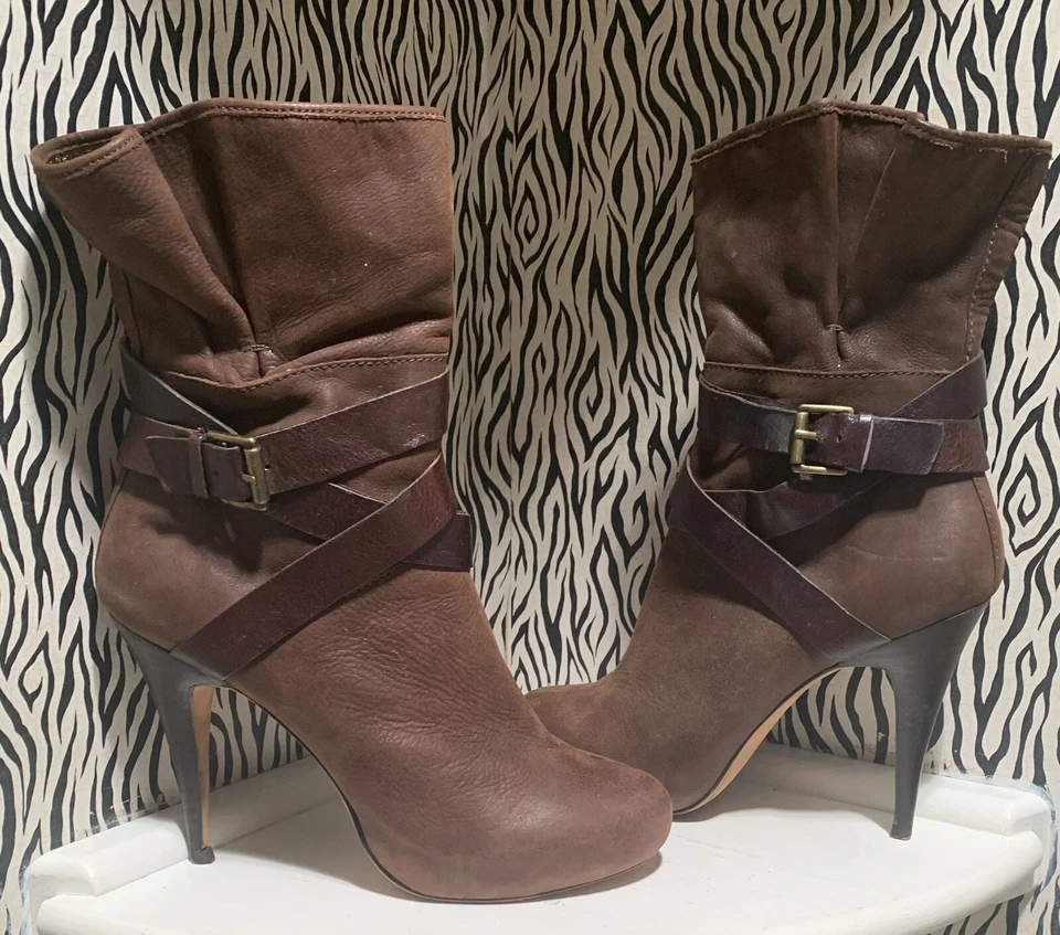 "Botín de tacón alto de cuero marrón Cynthia Vincent ~ 1"" plataforma oculta ~ cremallera interior ~ 8,5" Foto 1 de 4