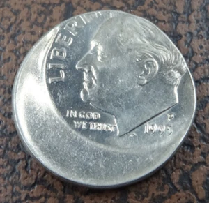 1995-P Roosevelt Dime Off Center Strike US Mint Error Coin - Picture 1 of 4