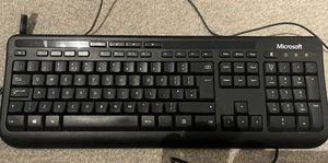 Microsoft Wired 600 Keyboard And Logitech Mouse Bundle - Picture 1 of 3