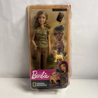 Muñeca fotoperiodista Barbie National Geographic con cachorro de león nueva en caja Dmgd Foto 1 de 4