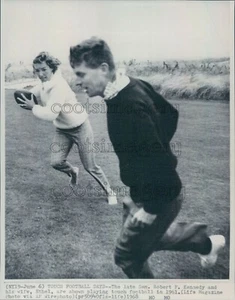 1968 Pressefoto Robert & Ethel Kennedy spielen Touch Fußball gemeinsam laufen - Bild 1 von 2