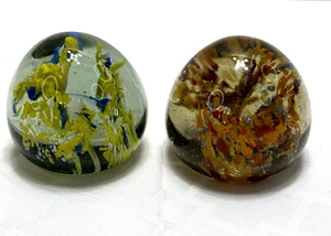 Vintage Glas Briefbeschwerer x2 Böhmisch Rund Abstrakt Farbe Geschliffen 226g Je B - Bild 1 von 10