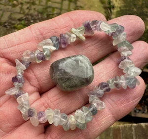 FLUORITE GEMSTONE CHIP BEADED BRACELET & POLISHED TUMBLE STONE - ID CARD - Picture 1 of 4