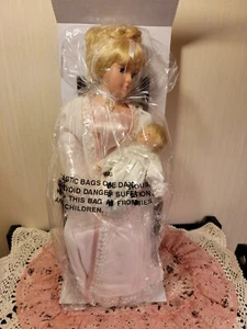 Fine Collectibles Special Memories Mother's Day 2001 Porzellan Puppe Bernadette  - Bild 1 von 7